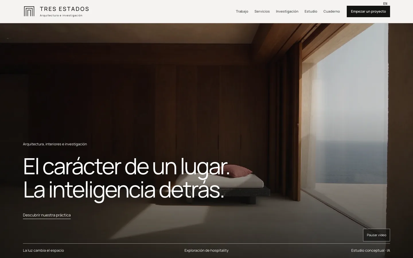 Portada de Tres Estados: «El carácter de un lugar. La inteligencia detrás», sobre una exploración visual de un interior.